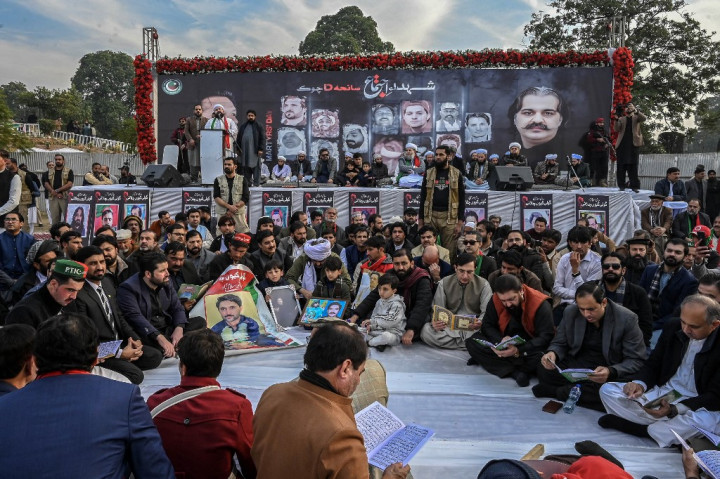 Aksi tersebut menuntut pembebasan Khan dan memprotes apa yang mereka sebut kecurangan dalam pemilu yang digelar pada 8 Februari.