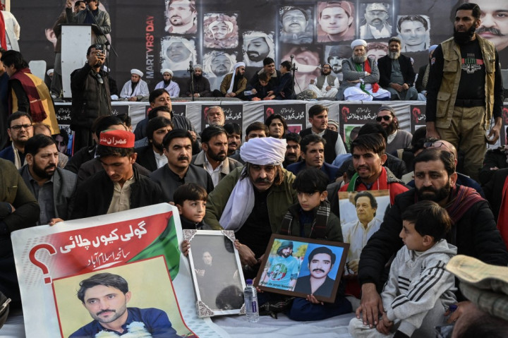 Partai Pakistan Tehreek-e-Insaf (PTI), yang didirikan oleh mantan Perdana Menteri Imran Khan yang kini dipenjara, mengeklaim bahwa setidaknya 12 anggota partainya tewas akibat tindakan keras aparat keamanan selama aksi pawai menuju ibu kota Islamabad.