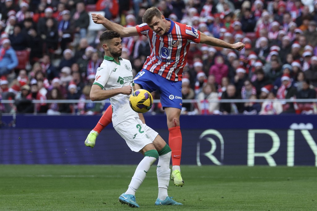 Dengan hasil ini, Atletico naik ke urutan dua klasemen dengan 38 poin dari 17 laga, menggeser Real Madrid (37 poin) ke urutan tiga.