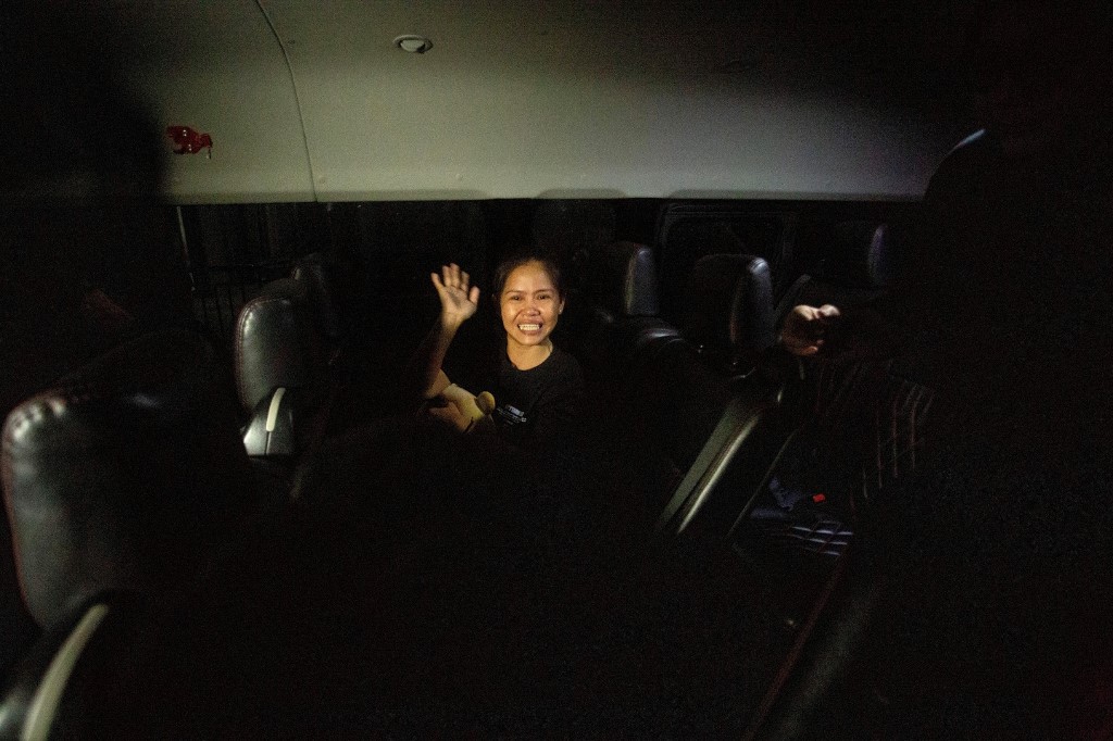 Surya menjelaskan Mary Jane bertolak menuju Jakarta via jalur darat pada Minggu, 15 Desember 2024 malam. Petugas penjemput tiba di Lapas Perempuan Kelas IIB Yogyakarta pada pukul 22.30 WIB, untuk kemudian melakukan pengecekan administrasi dan serah terima berkas Mary Jane.