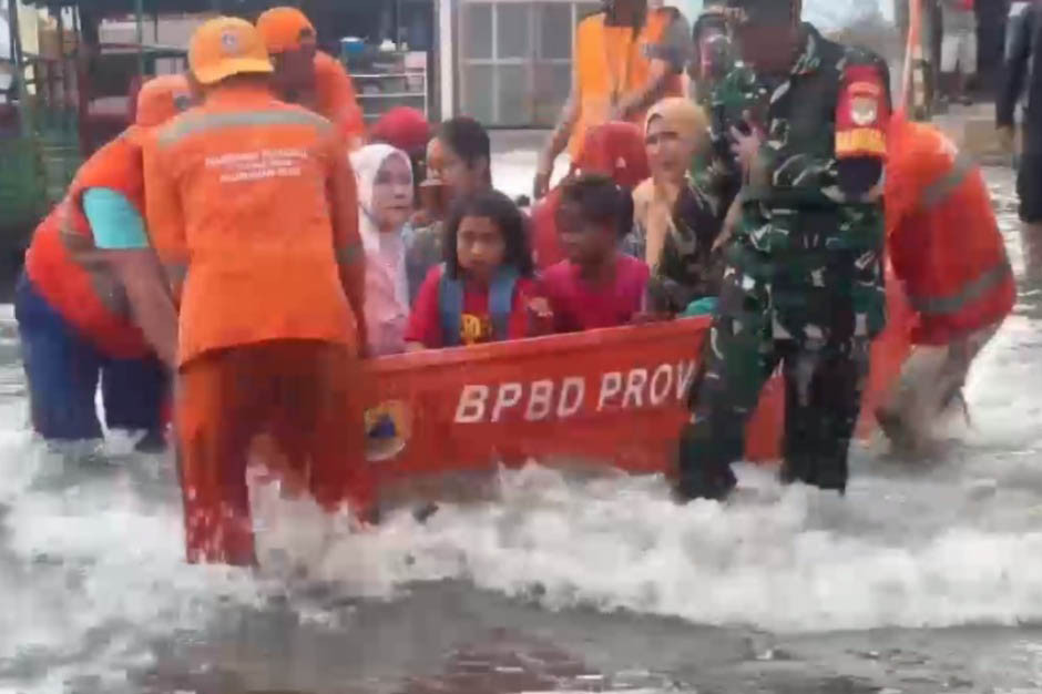 Terlihat juga banyak warga yang menggunakan perahu karet dari BPBD, dan diantar petugas hingga ke lokasi yang lebih tinggi.