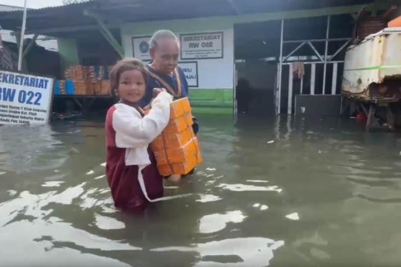 Banjir rob masih merendam wilayah Muara Angke, Penjaringan, Jakarta Utara, Senin, 16 Desember 2024. Warga setempat masih enggan mengungsi dan terpaksa beraktivitas di tengah banjir.