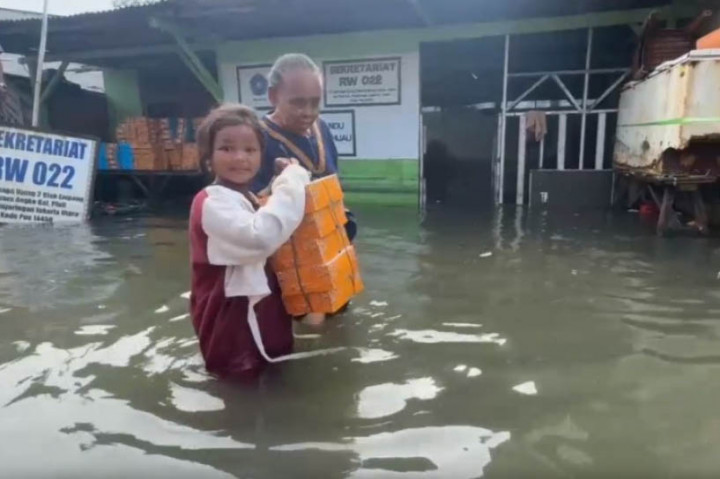 Banjir rob masih merendam wilayah Muara Angke, Penjaringan, Jakarta Utara, Senin, 16 Desember 2024. Warga setempat masih enggan mengungsi dan terpaksa beraktivitas di tengah banjir.