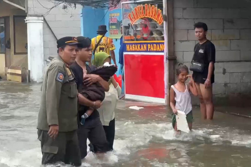 Komandan Pleton BPBD Jakarta Utara, Muhammad Zidan Firdhaus, mengatakan masih ada tiga RT di RW 022 Muara Angke, yang masih terendam banjir rob dengan ketinggian 30-90 cm. Ketinggian ini relatif sama dengan banjir yang menerjang sehari sebelumnya pada Minggu, 15 Desember kemarin.
