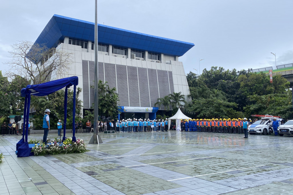 PT PLN (Persero) memastikan kesiapan pasokan listrik dan petugas dalam menjaga pasokan dan keandalan listrik selama perayaan Nataru dan Tahun Baru. Hal ini disampaikan dalam Apel Siaga Kelistrikan Natal 2024 dan Tahun Baru (Nataru) 2025.