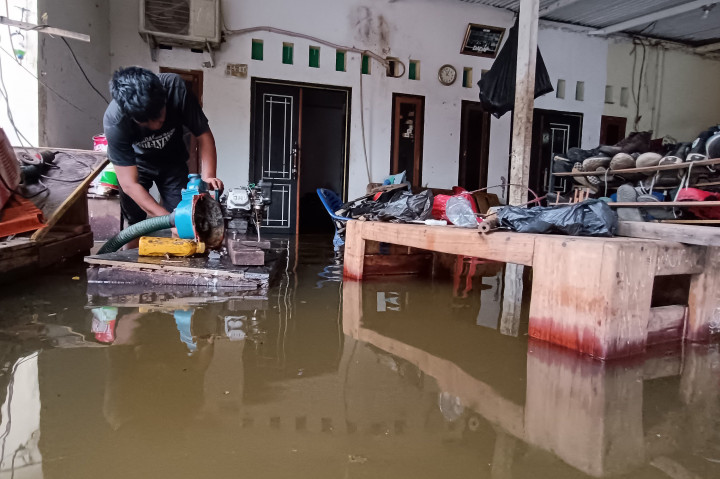 Ia mengungkapkan saat ini genangan banjir rob masih melanda wilayahnya tersebut. Bahkan, bencana itu meluas ke arah permukiman yang ada di sekitar pesisir pantai utara (Pantura) Kabupaten Tangerang.