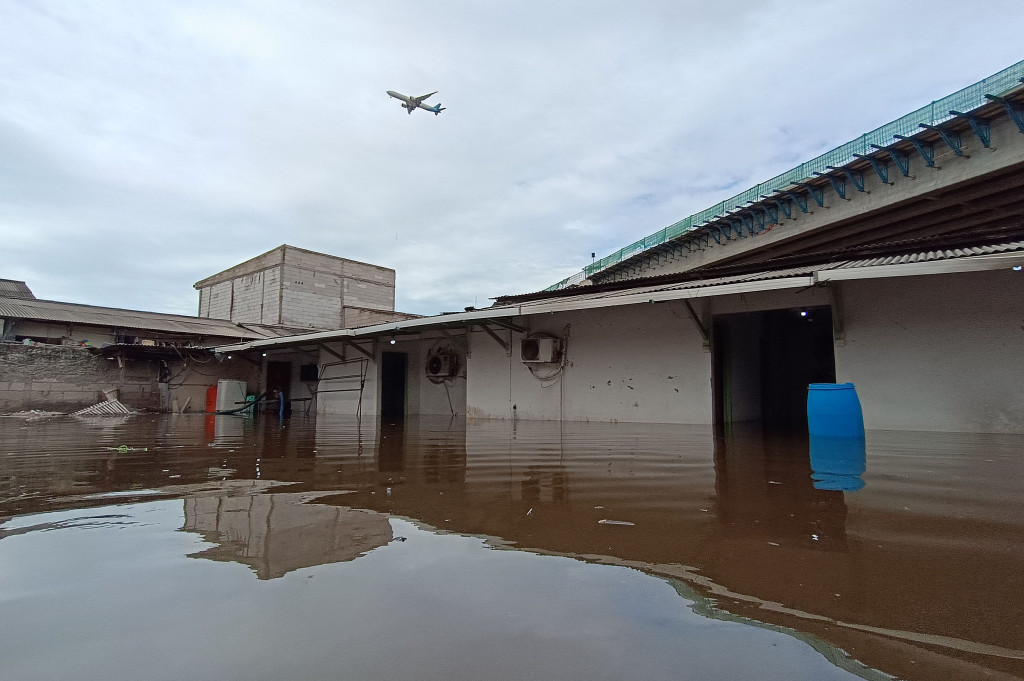 Masyarakat korban banjir rob di Dadap, Kecamatan Kosambi, Kabupaten Tangerang, Banten, memerlukan bantuan logistik hingga obat-obatan sebagai pencegahan adanya penularan penyakit akibat bencana alam tersebut.