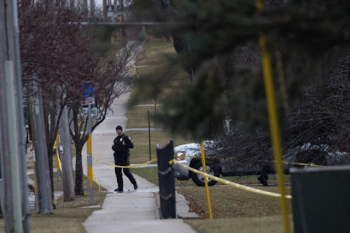 Seorang polisi berjaga-jaga pascaterjadinya penembakan di depan Sekolah Kristen Abundant Life pada 16 Desember 2024 di Madison, Wisconsin, Amerika Serikat.