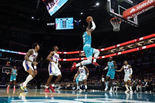 Di kubu Hornets, Miles Bridges memimpin dengan 24 poin, sementara Nick Richards menambahkan 19 poin dari bangku cadangan. LaMelo Ball, yang tampil kembali, menyelesaikan pertandingan dengan torehan 15 poin dan 11 assist dalam waktu hampir 26 menit.