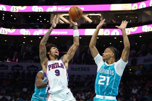 Kelly Oubre Jr. turut menyumbang 19 poin, sedangkan Andre Drummond, yang menggantikan Joel Embiid yang absen akibat patah sinus, mencatatkan 15 rebound untuk membantu 76ers memperbaiki rekor mereka menjadi 8-16 musim ini.
