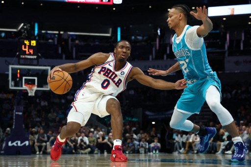 Maxey mencetak 40 poin, sementara George menambahkan 33 poin, sekaligus menggagalkan momen kembalinya LaMelo Ball ke lapangan setelah absen tujuh pertandingan karena cedera betis.