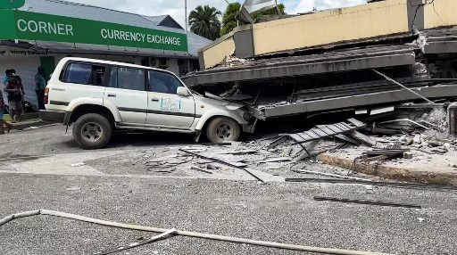 Laporan orang-orang yang terjebak di dalam gedung tidak dapat segera dikonfirmasi. Sebuah video yang diunggah di media sosial menunjukkan bangunan-bangunan yang runtuh di Port Vila, termasuk satu yang runtuh menimpa mobil. 