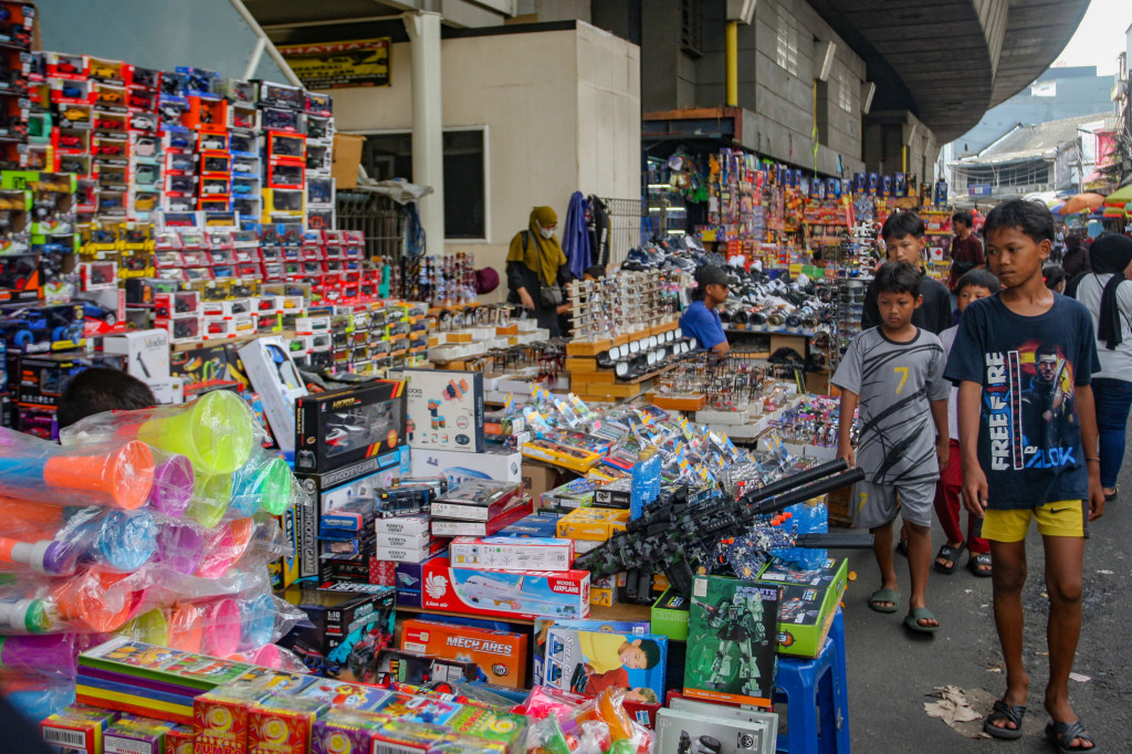 Warga tengah memilih mainan di Pasar Asemka, Jakarta Barat, Selasa, 17 Desember 2024.