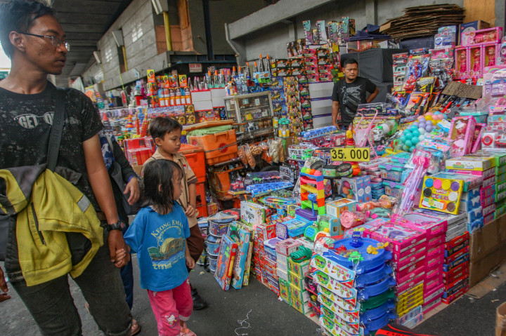 Menurut pedagang, omzet penjualan naik 20-30 persen dari hari biasanya.
