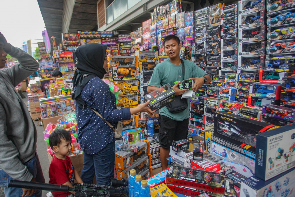 Pasar Asemka yang merupakan salah satu pusat penjualan mainan anak-anak dipadati pembeli menjelang libur sekolah karena harganya terjangkau. 