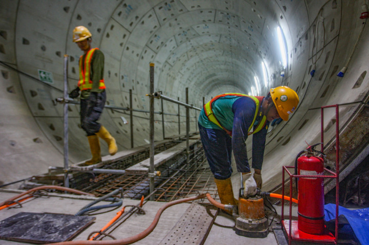 Sedangkan untuk paket kontrak (contract package) CP 203, yakni Glodok-Kota telah mencapai 64,87 persen.