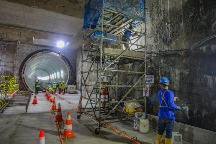 Pekerja menyelesaikan pembangunan jalur MRT Jakarta Fase 2A di kawasan Stasiun Jakarta Kota, Jakarta, Selasa, 17 Desember 2024. 