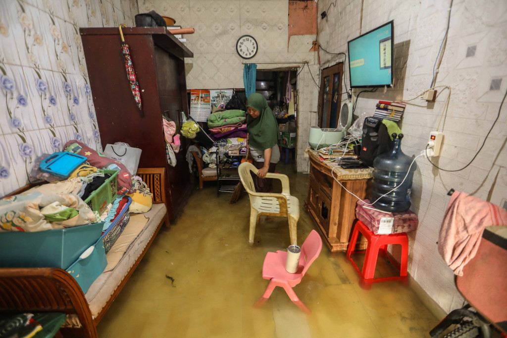 Badan Penanggulangan Bencana Daerah (BPBD) Provinsi DKI Jakarta, menyatakan banjir rob dipengaruhi oleh fenomena pasang maksimum air laut, bertepatan dengan fase bulan baru yang meningkatkan risiko ketinggian pasang air laut dan genangan di sejumlah wilayah.