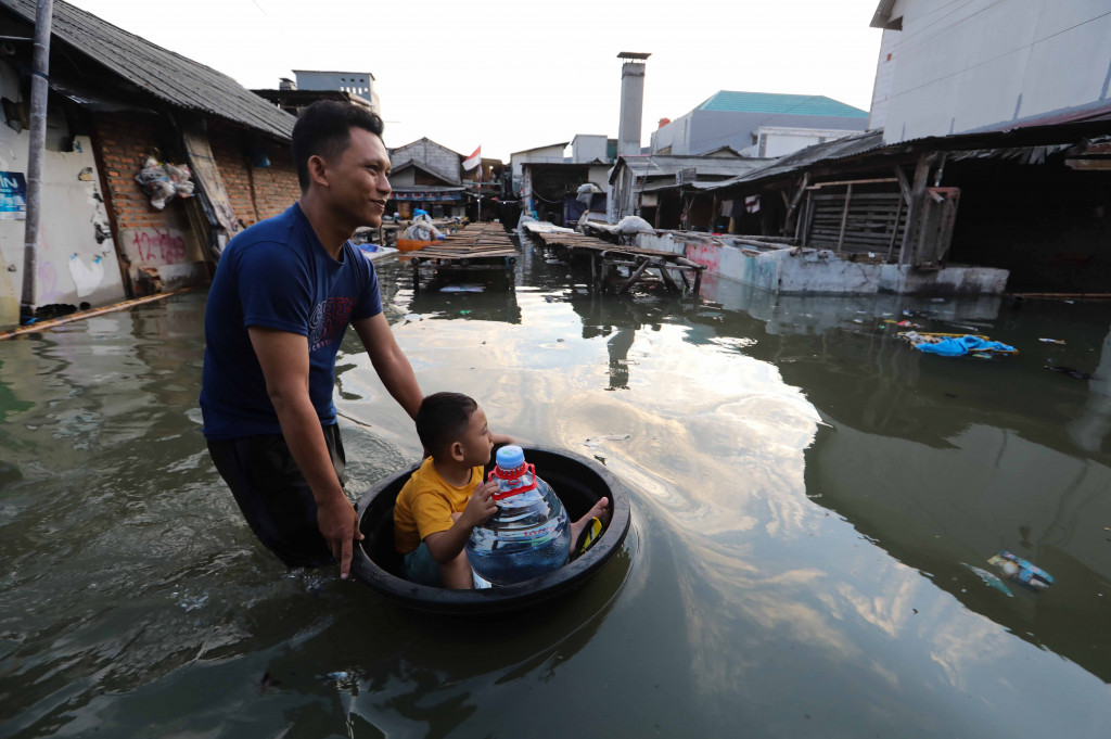 Perumahan warga tergenang banjir rob di kawasan Pengasinan, Muara Angke, Penjaringan, Jakarta Utara, Selasa, 17 Desember 2024.