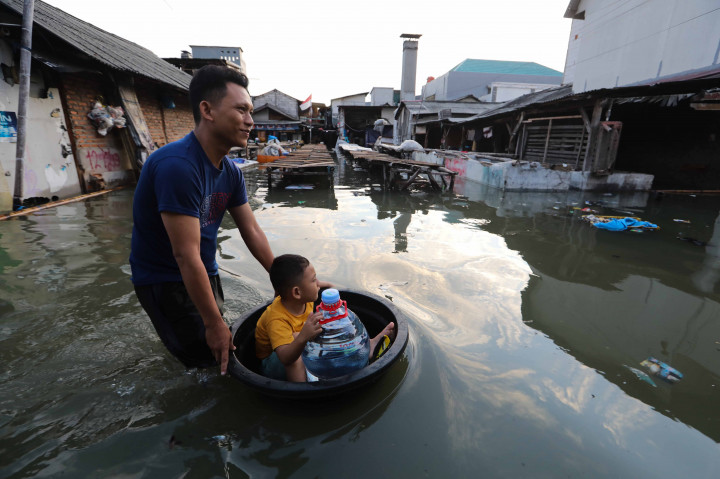 Perumahan warga tergenang banjir rob di kawasan Pengasinan, Muara Angke, Penjaringan, Jakarta Utara, Selasa, 17 Desember 2024.