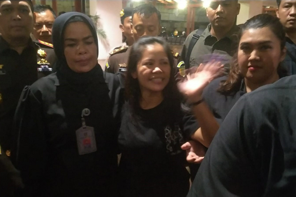 Berdasarkan pantauan ANTARA di lokasi, rombongan pengantar Mary Jane tiba di Terminal 2F Bandara Internasional Soetta pada pukul 20.41 WIB. Mary yang mengenakan kaos warna dan celana serba hitam, sepatu putih itu, turun dari mobil jenis van hitam dikawal petugas keamanan dengan ketat.