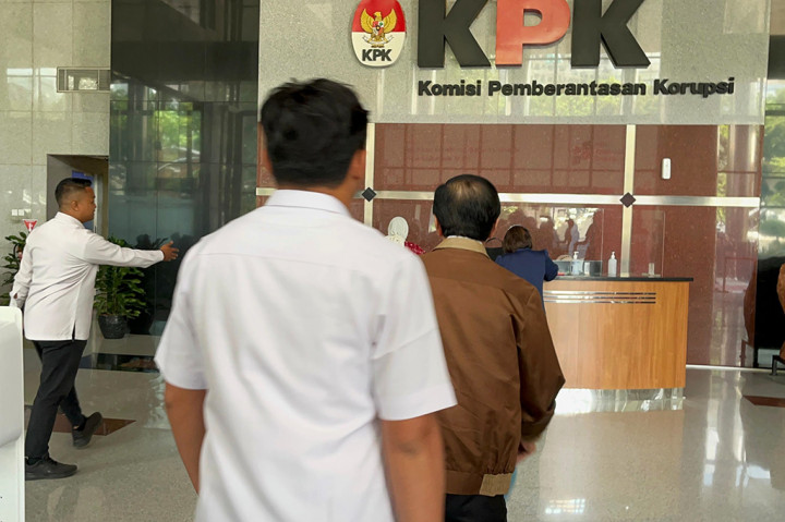 Yasonna langsung masuk ruang pemeriksaan setelah tiba di markas KPK. Lembaga Antirasuah belum bisa memerinci informasi yang mau diulik dari politikus Partai Demokrasi Indonesia Perjuangan (PDIP) itu.