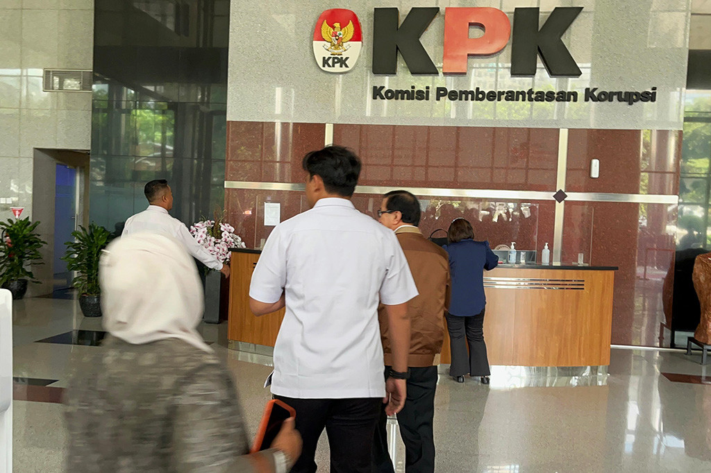 Yasonna tiba tidak seperti saksi lain yang biasa diperiksa KPK. Dia masuk memutari gedung dengan mobilnya. Padahal, saksi biasanya jalan kaki dari depan Gedung Merah Putih Lembaga Antirasuah.