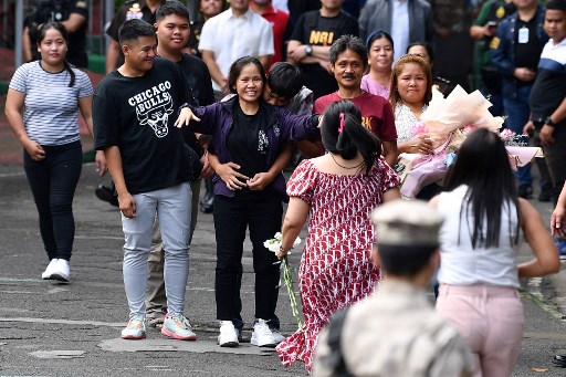 Sebelumnya, keluarga tidak dapat bertemu Mary Jane saat yang bersangkutan mendarat di bandara setelah kedatangannya dari Indonesia, Rabu dini hari. Di bawah pengamanan ketat, Mary Jane segera dikawal ke kendaraan dan dibawa ke CIW.