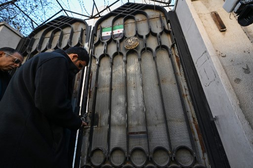 Kedutaan Besar Qatar di Suriah kembali beroperasi pada Selasa, 17 Desember 2024, setelah 13 tahun ditutup lantaran pemutusan hubungan diplomatik antara kedua negara.