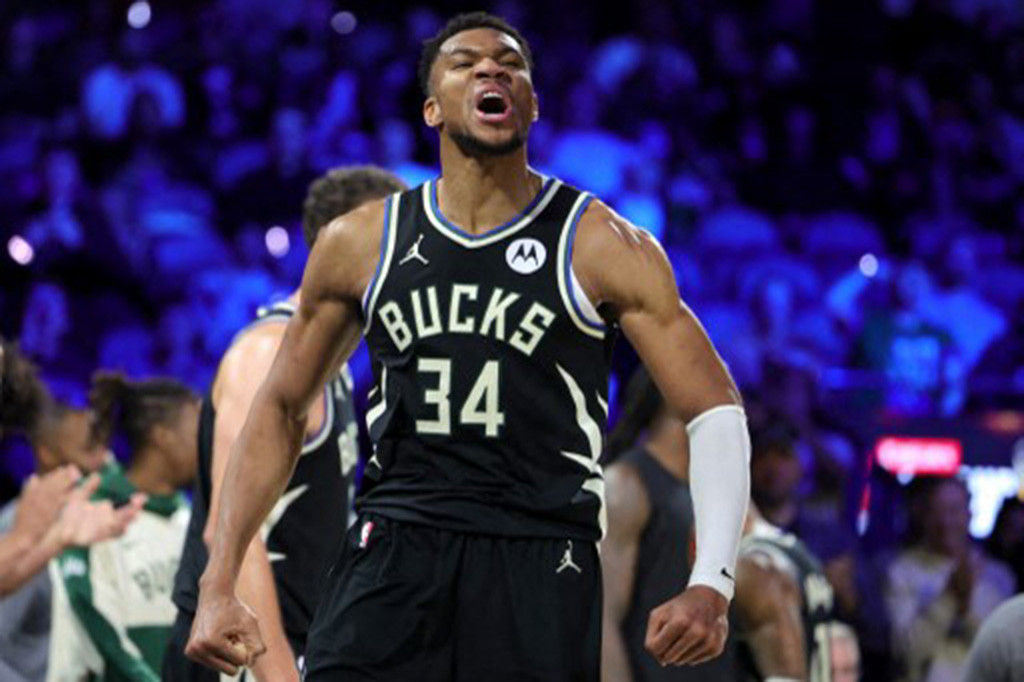 Bintang Bucks, Giannis Antetokounmpo, mencatatkan triple-double lewat torehan 26 poin, 19 rebound, dan 10 assist untuk membawa Bucks meraih gelar.