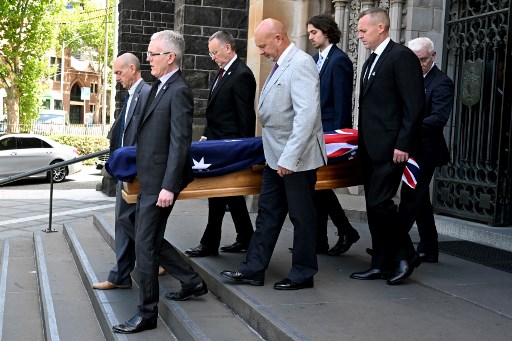 Legenda tenis Australia Neale Fraser diantarkan ke pemakaman kenegaraan di Melbourne, Rabu, 18 Desember 2024.  Fraser meninggal awal bulan ini di rumahnya di Melbourne, di usia 91 tahun.