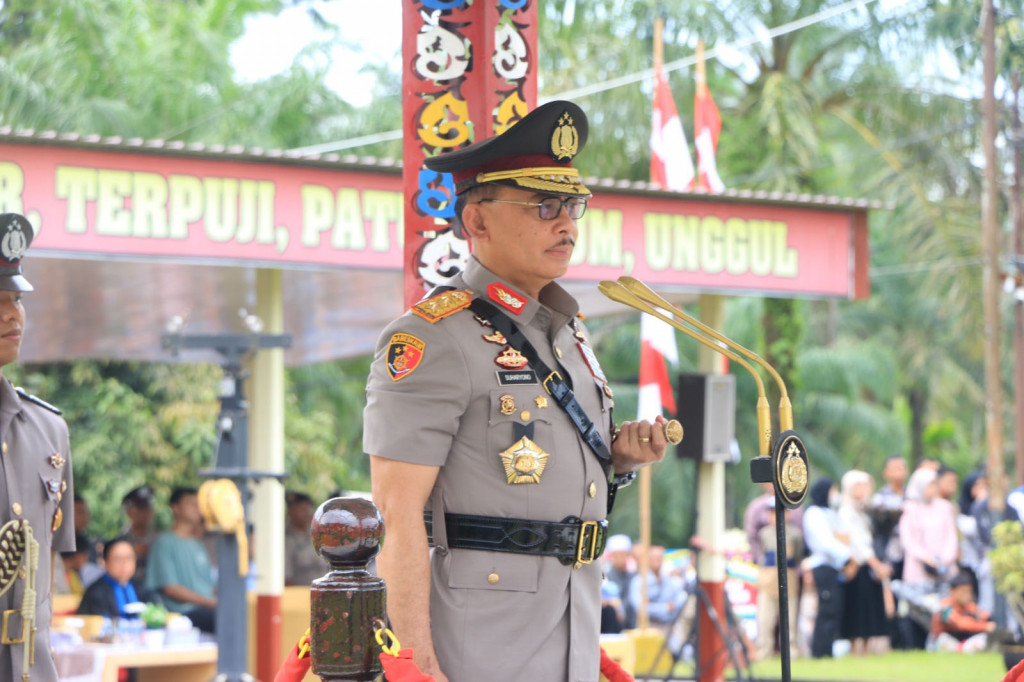 Pelantikan sekaligus penutupan pendidikan Bintara Polri, di lapangan SPN Polda Sumbar, Rabu, 18 Desember 2024. Pelantikan ditandai dengan penyematan tanda pangkat, pengalungan medali dan penyerahan piagam penghargaan.