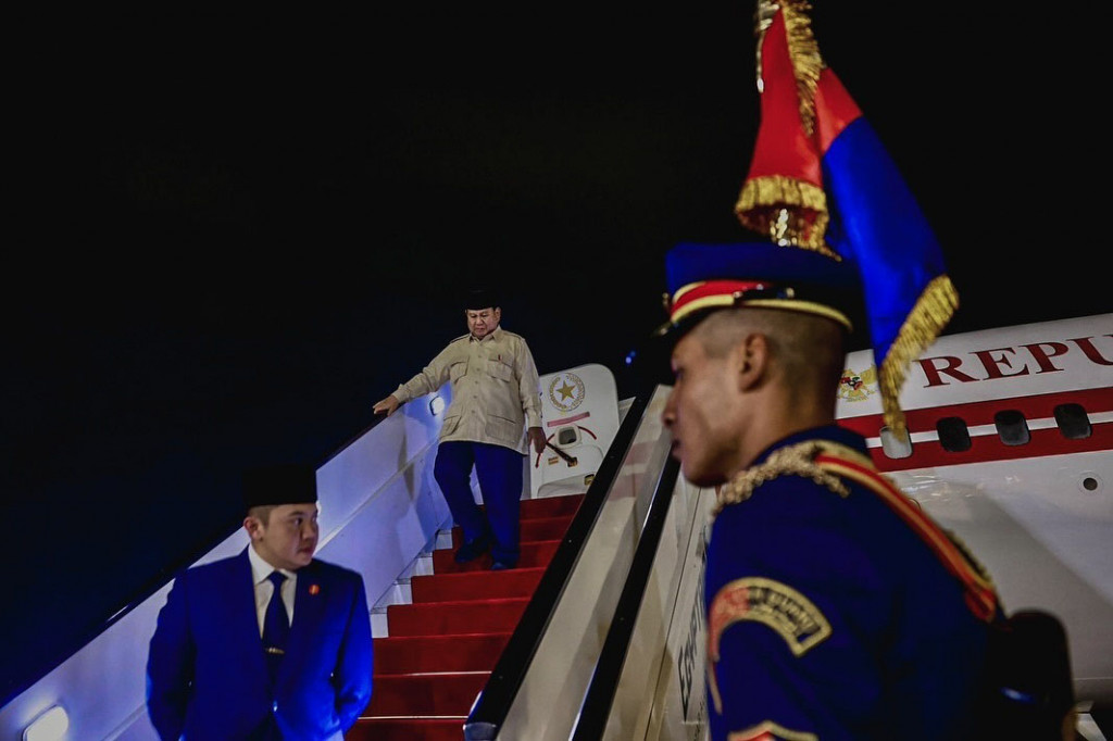 Presiden RI Prabowo Subianto tiba di Kairo, Mesir, Selasa, 17 Desember 2024 malam, dan disambut oleh para pejabat tinggi dan KBRI Mesir serta pelajar dan siswa SD yang memakai busana adat.