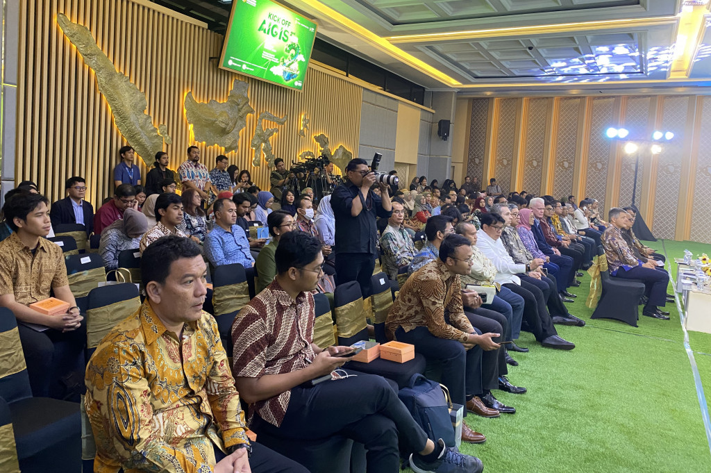 Sebagai informasi acara ini diselenggarakan sebanyak dua sesi dialog dengan para pembicara. Dengan acara ini diharapkan dapat mempersiapkan kolaborasi antara kementerian dalam peningkatan komitmen dekarbonisasi dan harmonisasi kebijakan pendukung pada kegiatan AIGIS ke 2 dan membagi pengalaman terkait praktik industri dalam mentransformasi bisnis menuju industri hijau.