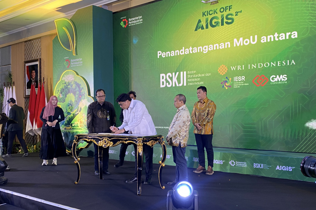 “Pertama menyusun peta jalan dekarbonisasi untuk subsektor industri prioritas. Kedua, menyiapkan kebijakan pengurangan emisi industri, mekanisme pertukaran emisi gas rumah kaca, dan nilai ekonomi karbon sektor industri,” ucap Faisol.