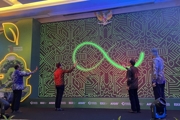 “Transformasi industri menuju industri hijau bukan lagi sebuah pilihan, melainkan sebuah keharusan untuk kita semua, demi masa depan bangsa dan bumi yang kita pijak hari ini. Sebagai motor utama pertumbuhan ekonomi, sektor industri memiliki peran strategis dalam mendukung komitmen nasional untuk mencapai net zero emission pada tahun 2060,” kata Wakil Menteri perisdustrian Faisol Riza dalam sambutannya di acara Kick Off Meeting AIGIS, Jakarta, Rabu, 18 Desember 2024.