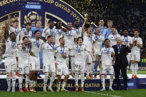 Para pemain Real Madrid melakukan selebrasi sambil mengangkat trofi Piala Interkontinental 2024 yang baru saja mereka raih di Stadion Lusail, Doha, Qatar, Kamis, 19 Desember 2024 dini hari WIB.