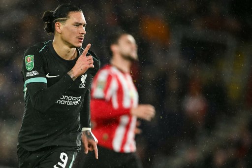 Kendati tak menurunkan pemain utama, The Reds tampil dominan sejak menit awal pertandingan. Pada menit ke-24, Darwin Nunez membawa Liverpool unggul setelah memanfaatkan blunder lini belakang Southampton.