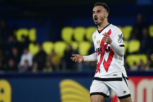 Villareal kecolongan pada menit ke-22. Alvaro Garcia yang lepas dari jebakan offside dengan mudah tanpa pengawalan melesatkan si kulit bundar ke gawang Villareal. Rayo Vallecano unggul 1-0.