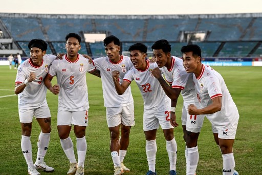 Lanjutan pertandingan ASEAN Cup 2024 Grup B, Rabu, 18 Desember 2024, mempertemukan timnas Myanmar melawan Laos dan tuan rumah Filipina melawan Vietnam. Tuan rumah Myanmar berhasil menang dramatis 3-2.