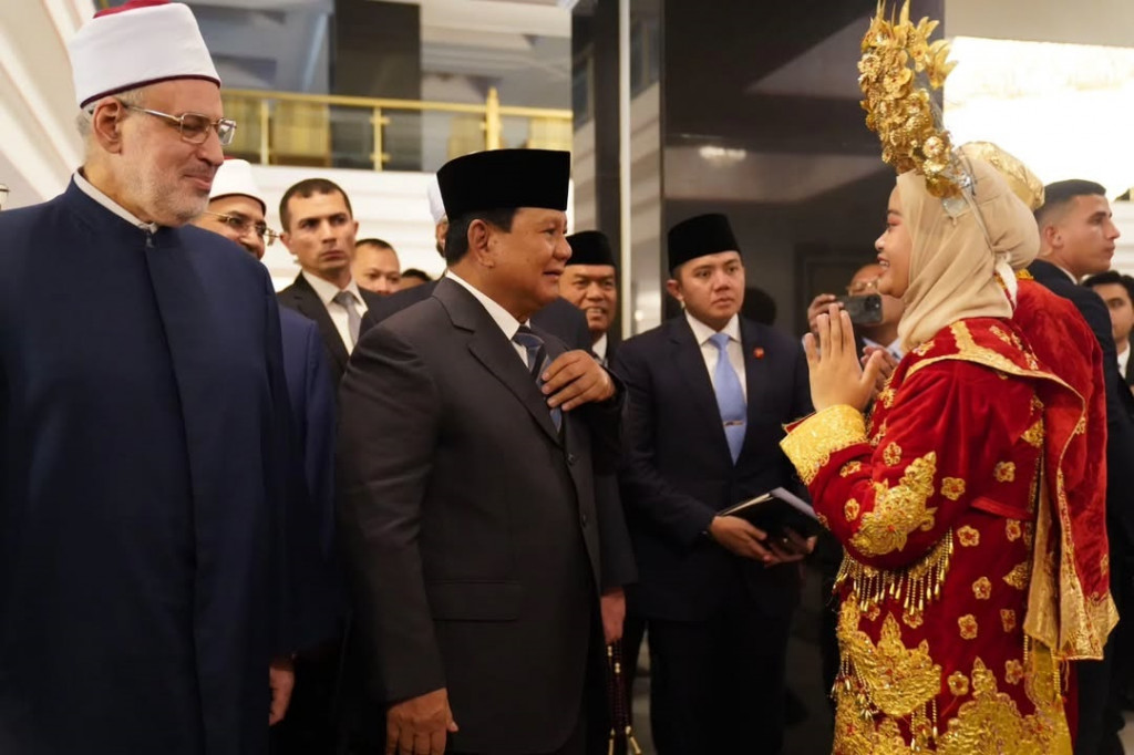 Oleh karena itu, Presiden pun mengajak para mahasiswa untuk mengamalkan pelajaran-pelajaran tentang Islam yang mereka terima di Al-Azhar, yaitu bekerja sama dengan semua bangsa, dengan semua agama, semua suku, dan ras.