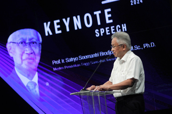 Menteri Pendidikan Tinggi, Sains, dan Teknologi (Mendiktisaintek) Satryo Soemantri Brodjonegoro mengapresiasi Beasiswa Online Scholarship Competition (OSC) Medcom.id yang telah berjalan selama satu dekade. Ia senang program ini telah membantu banyak anak Indonesia mendapat pendidikan dengan baik tanpa terbebani biaya kuliah.