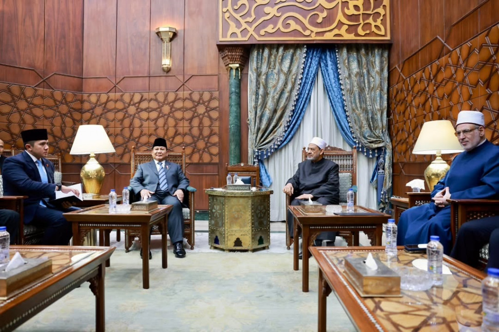 Setelah sesi penyambutan, Prabowo dan Grand Syekh Al-Tayeb melanjutkan pertemuan dan diskusi di Ruang Kerja Grand Syekh.