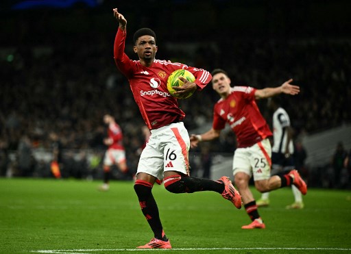 Namun MU kemudian bangkit dan memperkecil ketertinggalan menjadi 2-3 lewat gol-gol Joshua Sirkzee dan Amad Diallo akibat blunder penjaga gawang Fraser Foster.