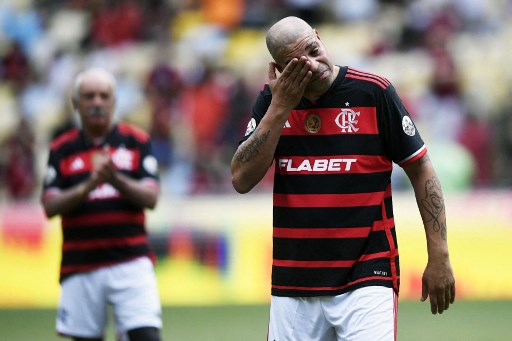 Mantan penyerang Brasil dan Inter Milan Adriano, yang dijuluki 'Kaisar' di masa jayanya, mengucapkan selamat tinggal pada sepak bola dalam pertandingan testimonial di kandang Flamengo. Derai air mata mewarnai peristiwa tersebut.