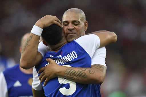 Pemain yang telah bermain sebanyak 48 kali bersama Tim Samba itu juga ditemani di lapangan oleh putranya Adrianinho.