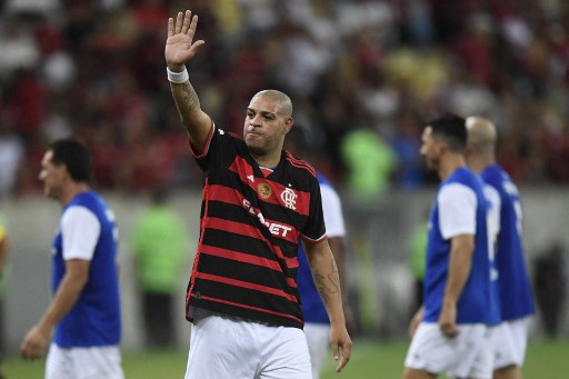 Pertandingan testimonial yang dimainkan di Stadion Maracana di Rio de Janeiro pada hari Minggu, 15 Desember 2024, itu berakhir dengan kemenangan 4-3 untuk 'Flamengo Legends' atas 'Friends of Italy'. Adriano mencetak gol untuk kedua tim.
