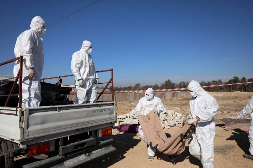 Assad dan ayahnya, Hafez, dituduh melakukan pembunuhan di luar hukum secara masif, termasuk eksekusi massal di dalam sistem penjara yang terkenal kejam di negara itu. Meski begitu, Assad berulang kali membantah pemerintahnya melakukan pelanggaran hak asasi manusia. Dia menuding balik para pencelanya sebagai kalangan ekstremis.