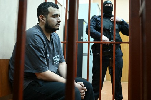 Tersangka mengatakan kepada penyelidik Rusia bahwa Ukraina menjanjikan kepadanya hadiah sebesar USD100 ribu (sekitar Rp1,6 miliar) serta mengiming-iminginya dengan akses untuk mendapat kewarganegaraan di Uni Eropa.  