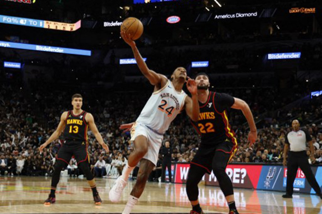 Devin Vassell yang baru kembali ke starting lineup menyumbang 23 poin. Jeremy Sochan menambahkan 20 poin, sementara pemain veteran Chris Paul mencetak 10 dari total 12 poinnya di kuarter keempat dan perpanjangan waktu.